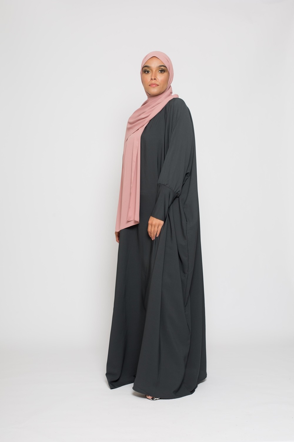 Abaya saudita gris