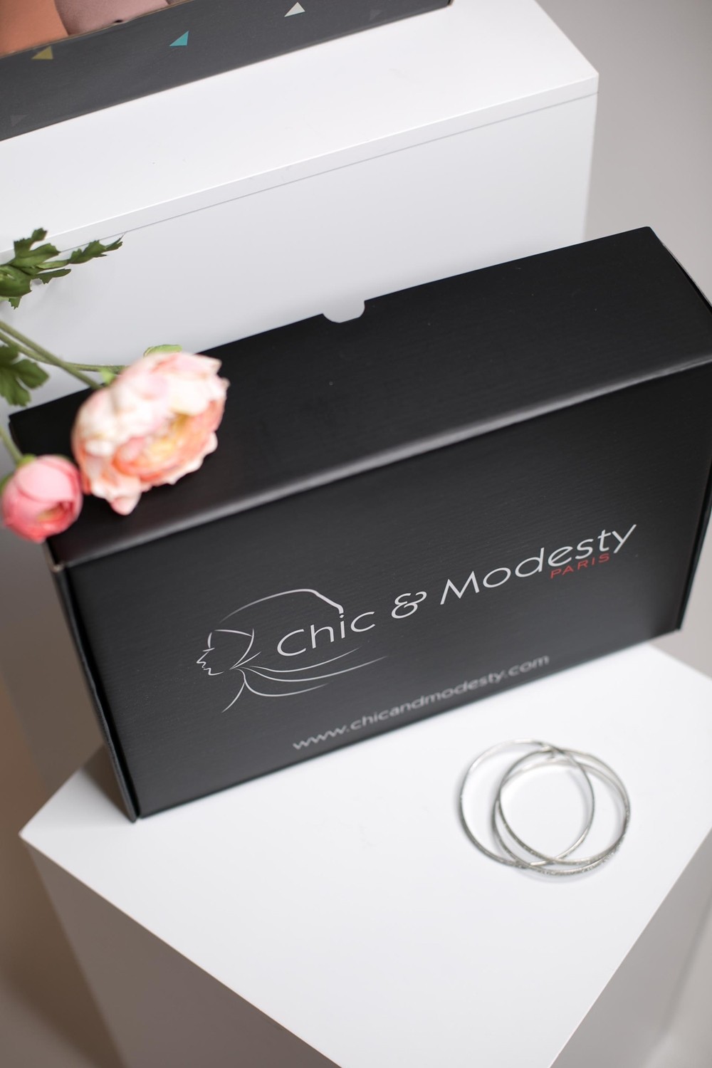 Chic and modesty gift box