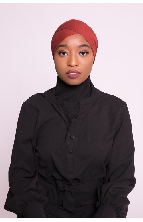 Bonnet croisé à nouer brique marroné sous hijab
