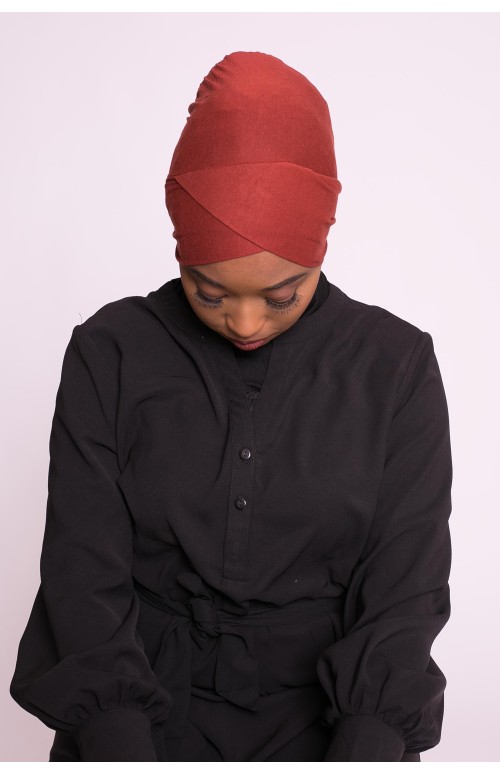 Bonnet croisé à nouer brique marroné sous hijab