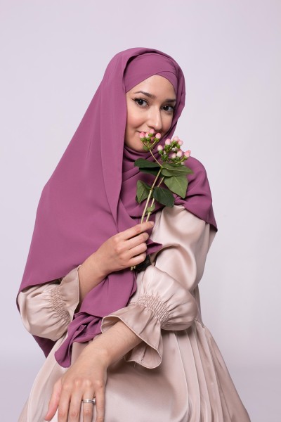 Hijab croisé à nouer soie de médine flushia foncé