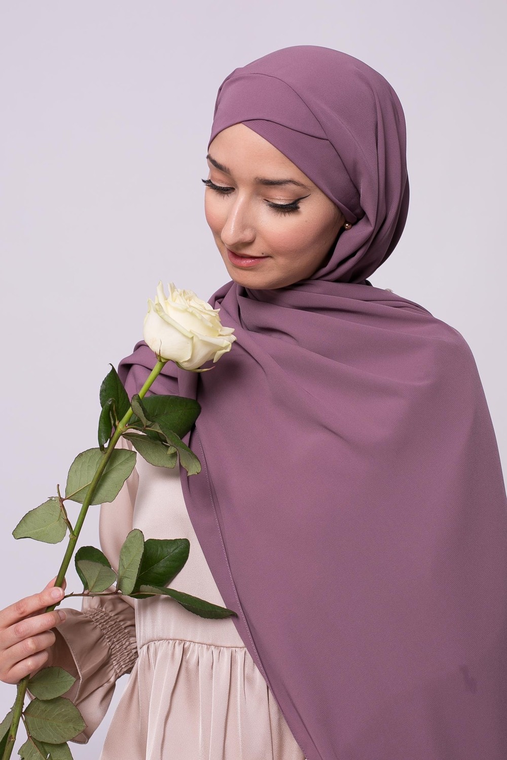 Hijab gekreuzt, um Seide von Medina dunkellila zu binden