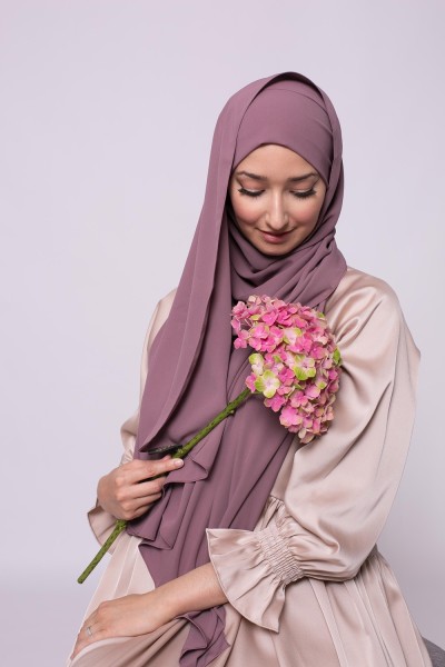 Hijab bereit zum Binden von Pflaume Medinaseide