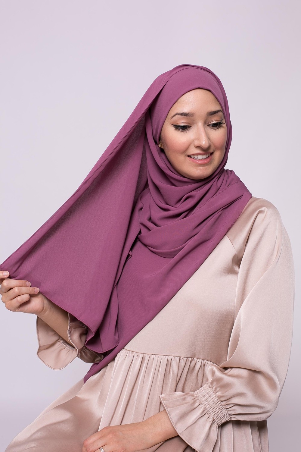 Hijab fertig zum Binden aus Medina-Seide in dunklem Fushia