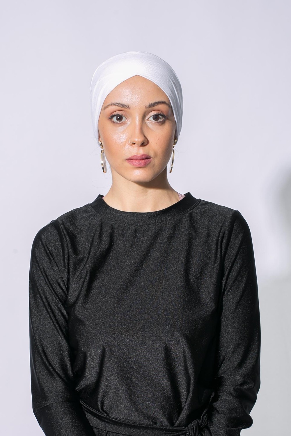 Bonnet croisé à nouer blanc sous hijab