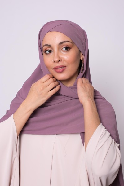 Hijab cruzado de seda ciruela medina