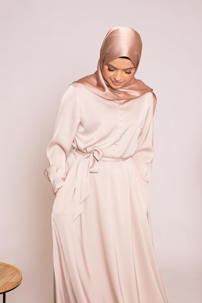 Nudefarbenes Amira-Kleid aus Satin