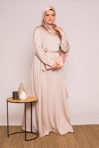 Robe longue évasée satiné nude prêt à porter classe et mastour pour femme musulmane boutique hijab moderne