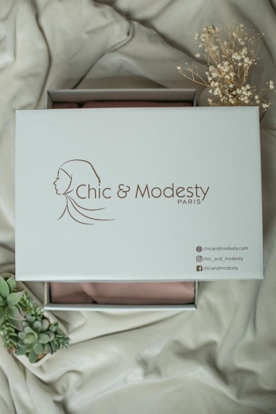 Caja de regalo blanca y dorada Chic and Modesty