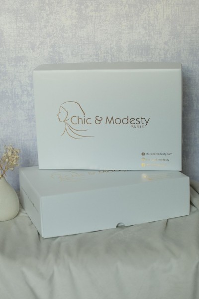 Caja de regalo blanca y dorada Chic and Modesty