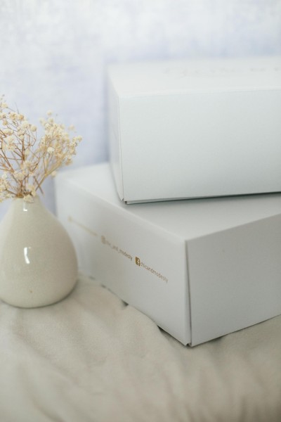 Schicke und bescheidene Geschenkbox in Weiß und Gold