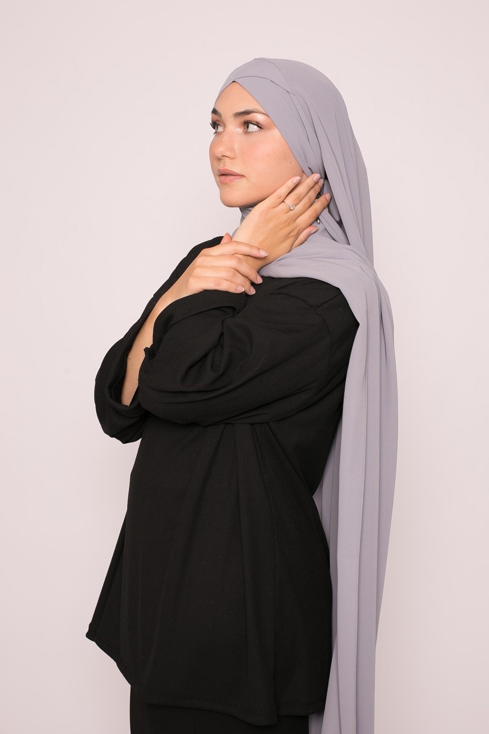 Hijab croisé à nouer soie de médine gris boutique femme musulmane
