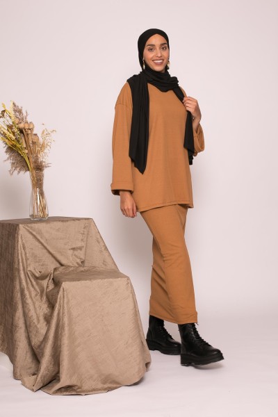 conjunto oversize de falda y top camel