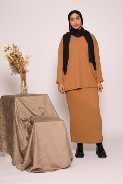 conjunto oversize de falda y top camel