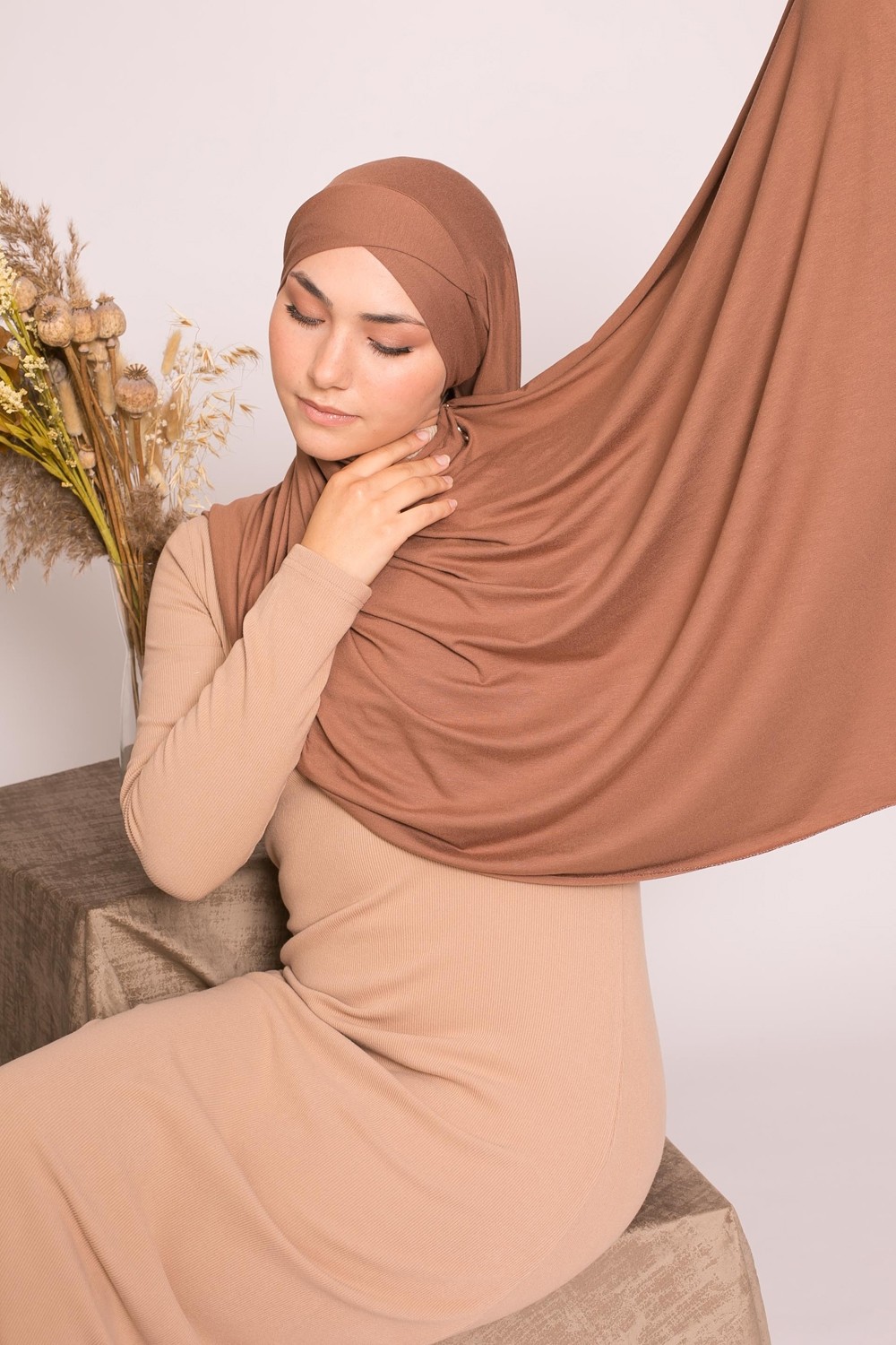Hijab jersey cruzado lujo suave listo para atar chocolate