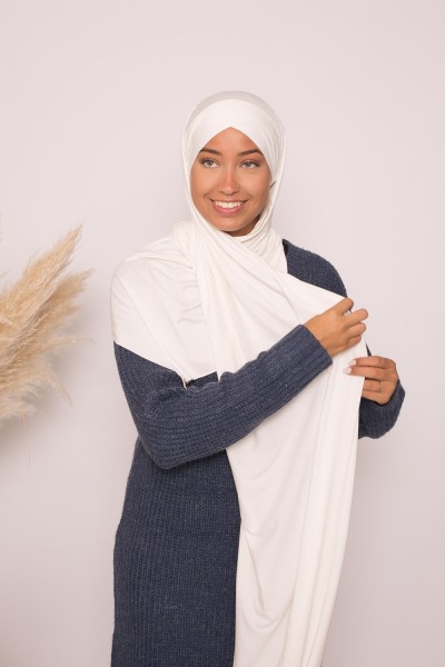 Cremefarbener Crossover-Hijab aus luxuriösem, weichem Jersey, bereit zum Binden