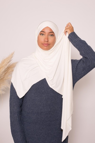 Cremefarbener Crossover-Hijab aus luxuriösem, weichem Jersey, bereit zum Binden