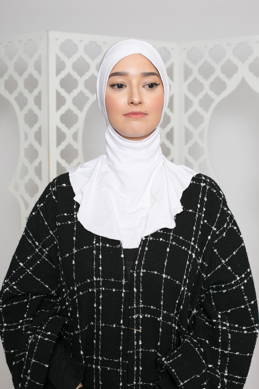 Sturmhaube unter weiß gekreuztem Hijab