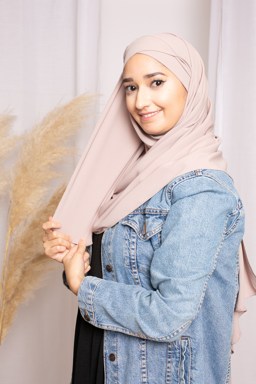 Hijab croisé à nouer soie de médine taupe 