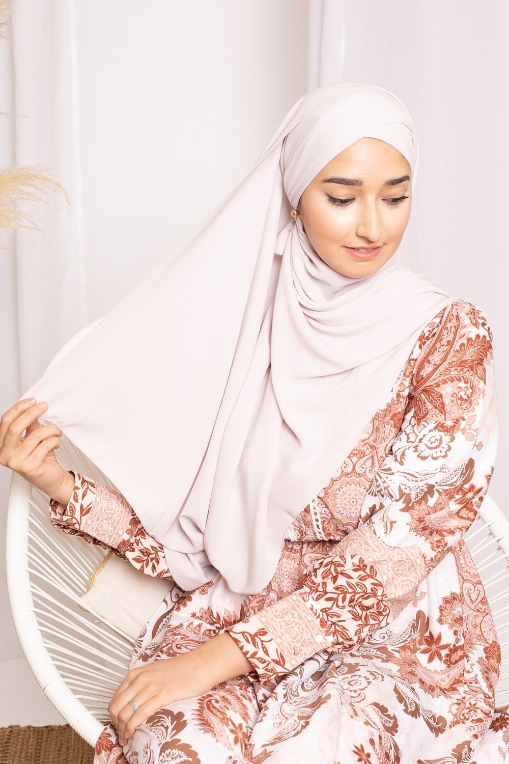Hijab crossed to tie very light lilac medina silk