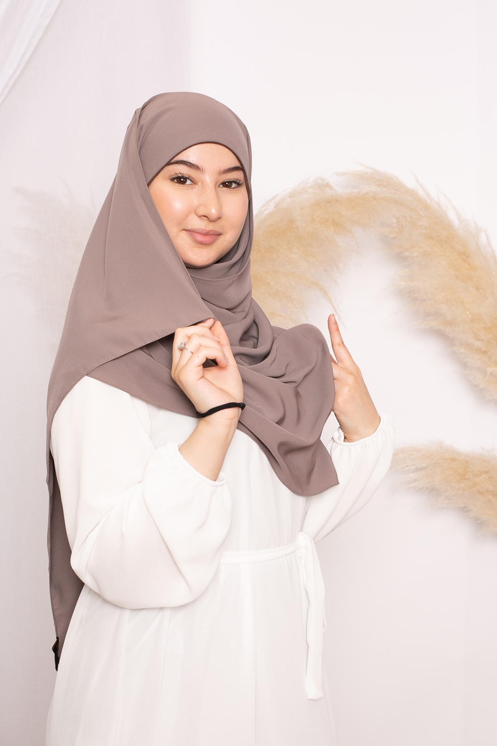 Hijab bonnet intégré soie de médine taupe foncé