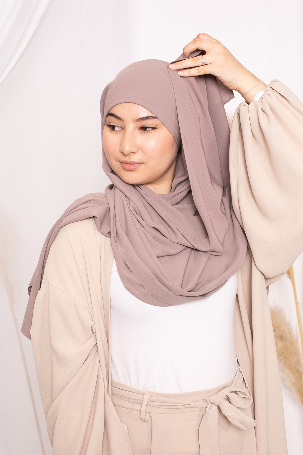 Hijab bonnet intégré soie de médine taupe