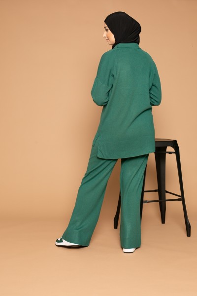 Ensemble pantalon large et pull col polo vert