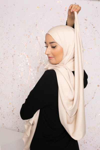 Hochwertiger, glänzender hellbeiger Hijab