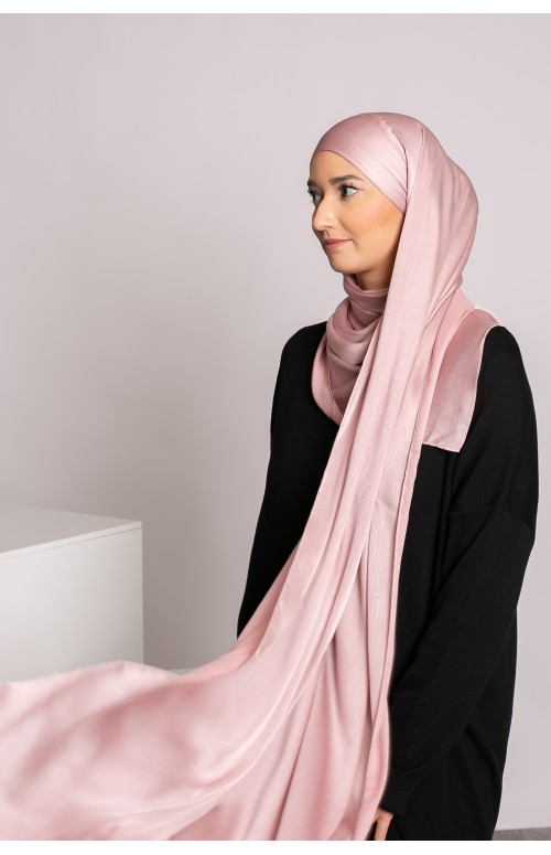Hijab prêt à nouer satiné plissé rosé
