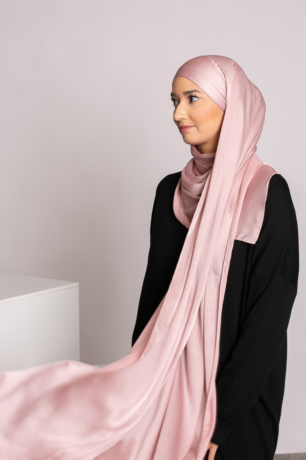 Hijab prêt à nouer satiné plissé rosé