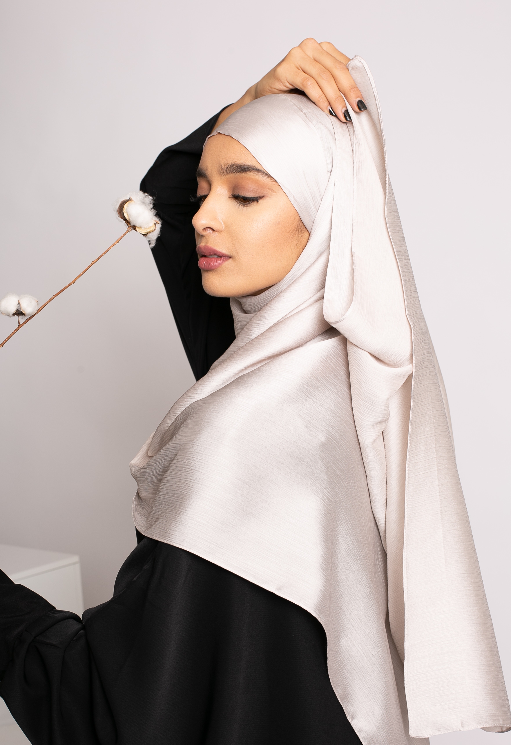 Hijab prêt à nouer satiné plissé gris clair