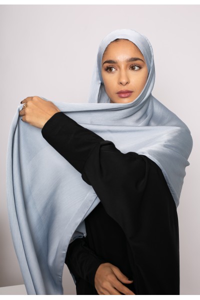 Hijab prêt à nouer satiné plissé gris bleu perlé
