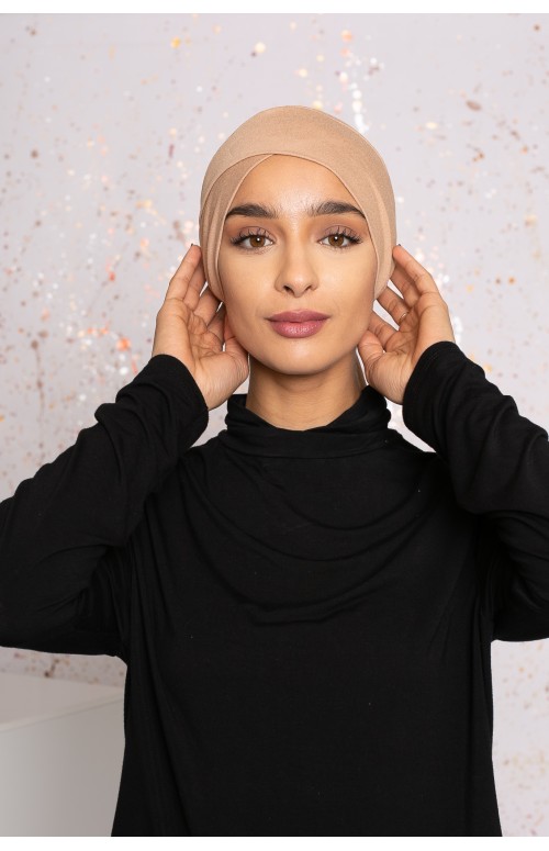 Bonnet croisé à nouer beige sous hijab