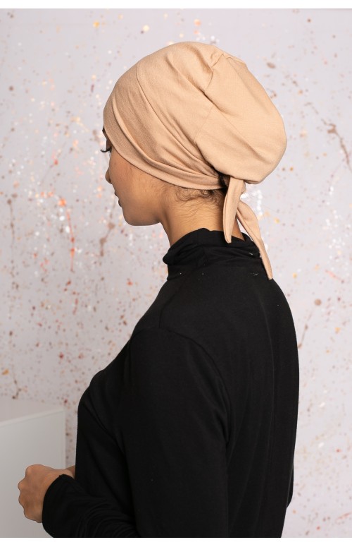 Bonnet croisé à nouer beige sous hijab