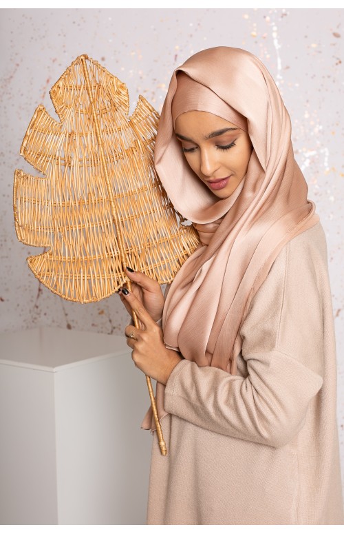 Hijab prêt à nouer satiné plissé nude rosé
