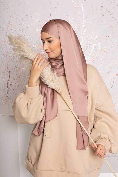 Hijab prêt à nouer satiné plissé rose marroné