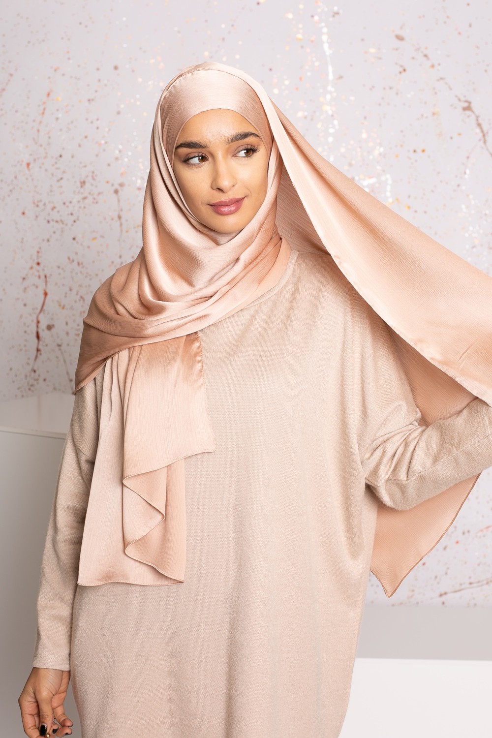 Hijab listo para atar satén plisado nude melocotón