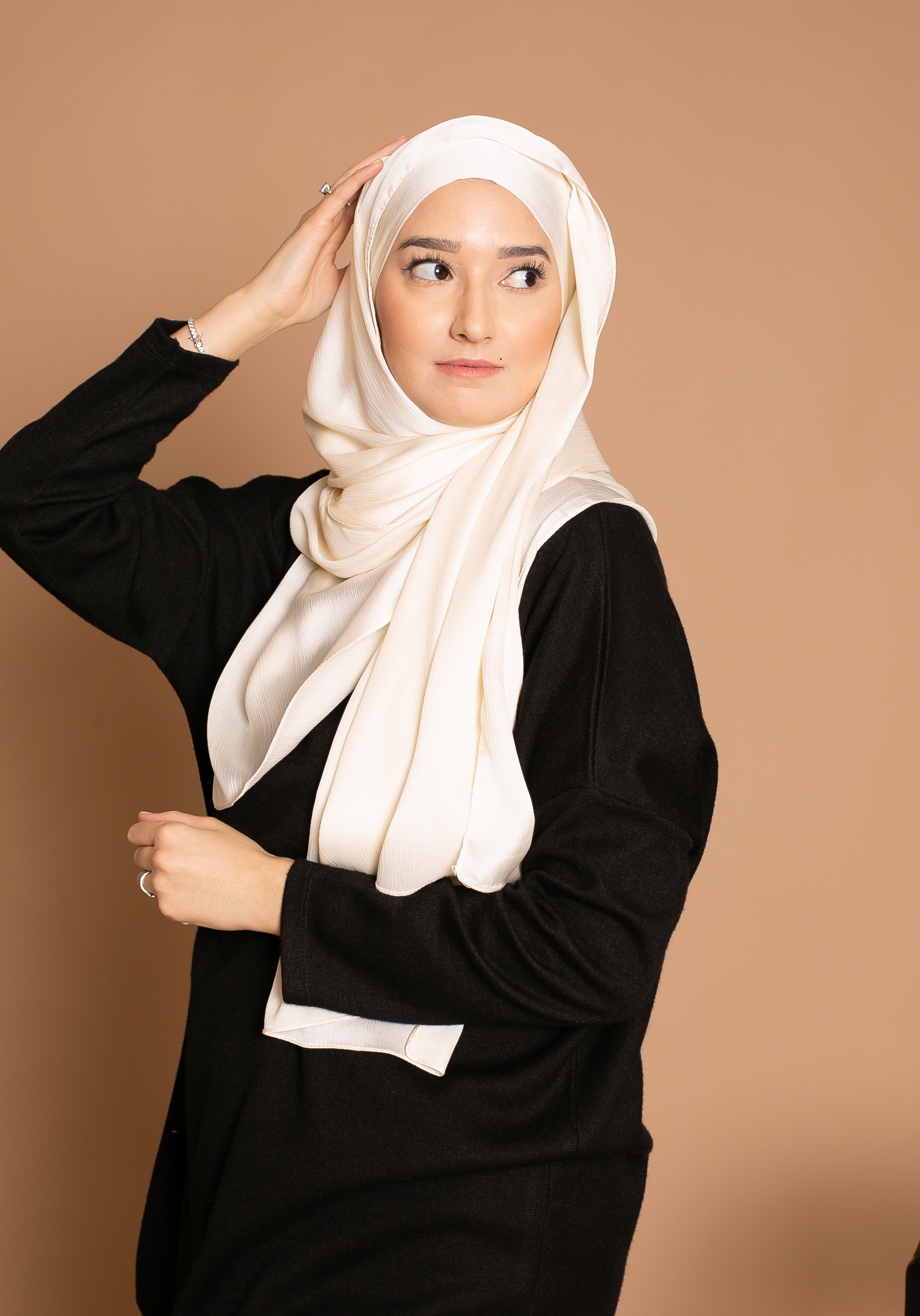 Hijab prêt à nouer satiné plissé blanc cassé