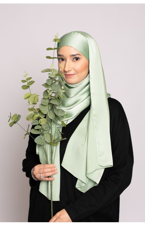 Hijab prêt à nouer satiné plissé vert clair