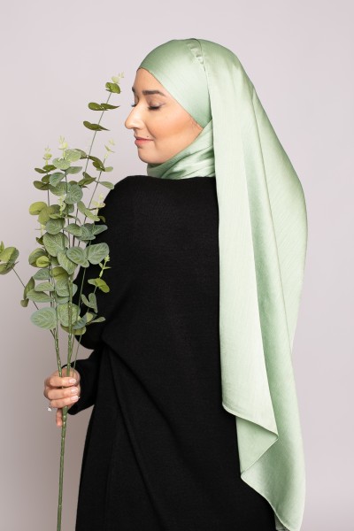 Satén plisado verde claro listo para atar hijab