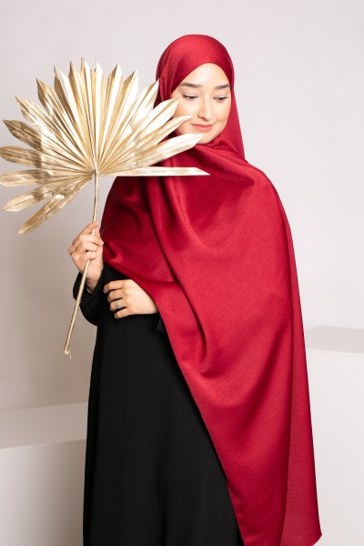 Hochwertiger, glänzender burgunderroter Hijab