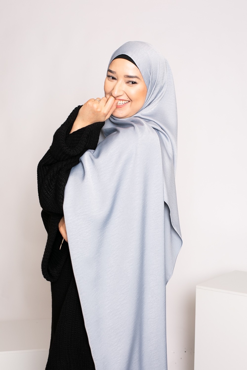 hiyab gris brillante premium