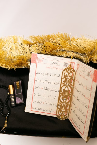 Caja de Ramadán negra y dorada.