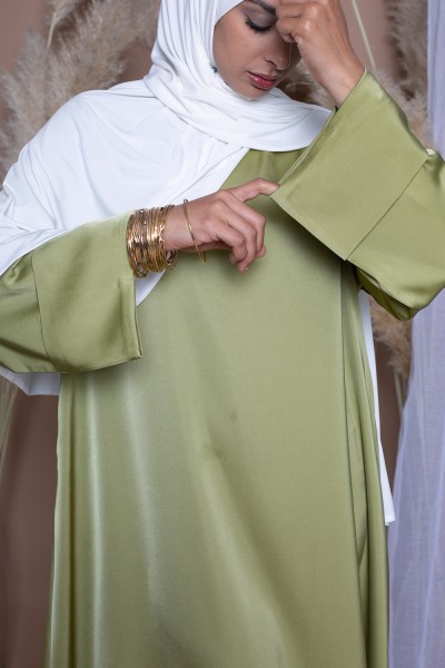 Abaya aus luxuriösem Satin in Olivgrün