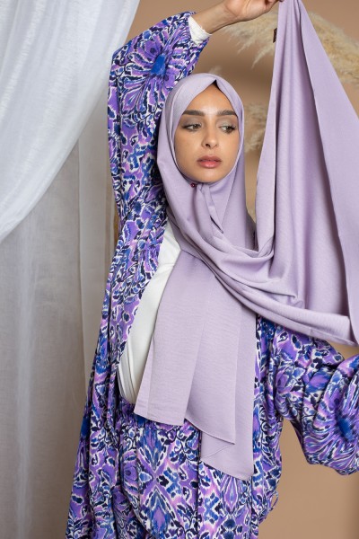 Hochwertiger, glänzender lila Hijab