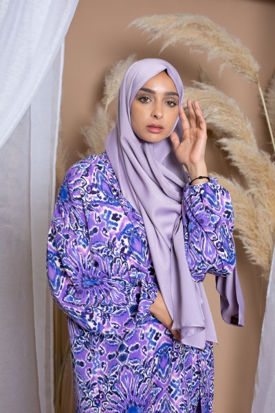 Hochwertiger, glänzender lila Hijab
