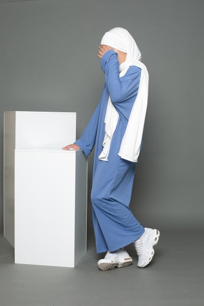 Oversized abaya for young girl in blue jeans