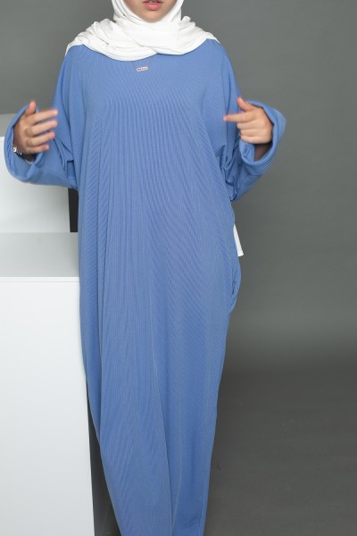 Abaya de gran tamaño para niña con jeans azules