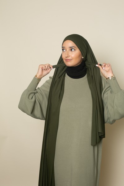 Luxuriöser Hijab aus weichem Jersey, bereit zum Binden in Khaki