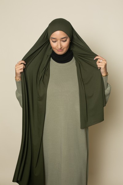 Luxuriöser Hijab aus weichem Jersey, bereit zum Binden in Khaki